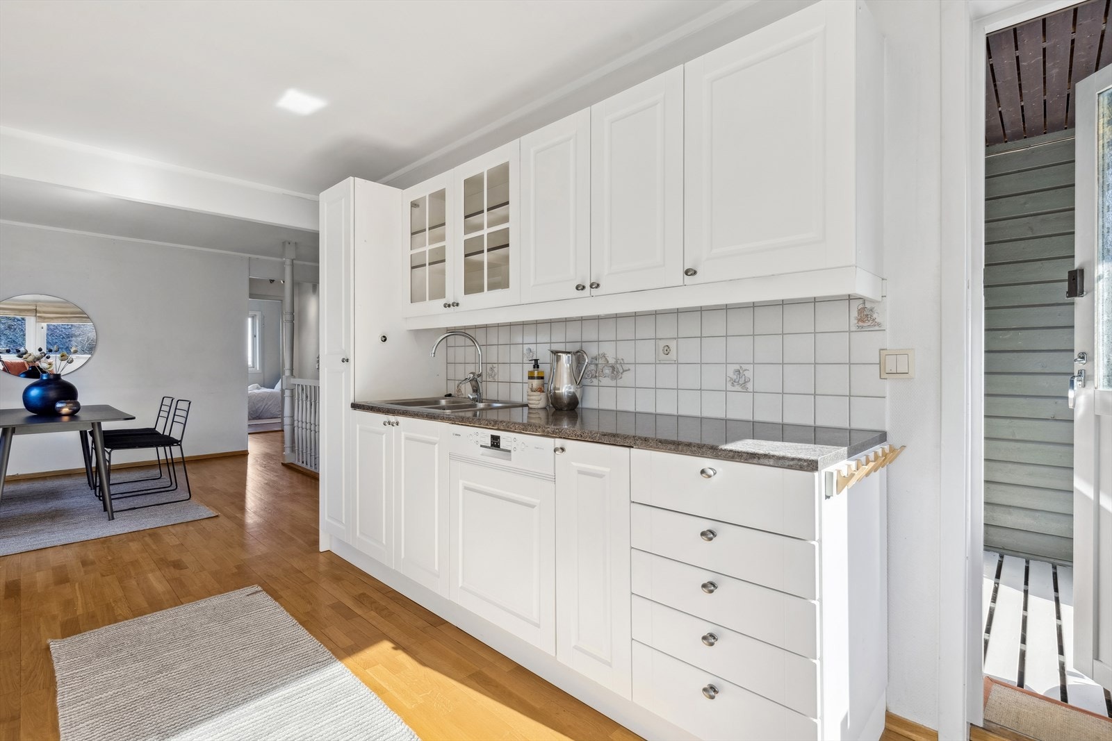 Fra kjøkken er det direkte utgang til terrasse Galleribilde