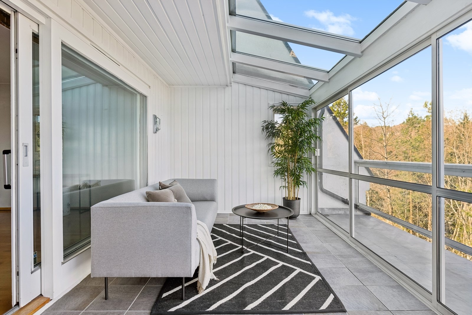 Nydelig glassveranda som gir en forlengelse av stuen til alle årstider. Galleribilde