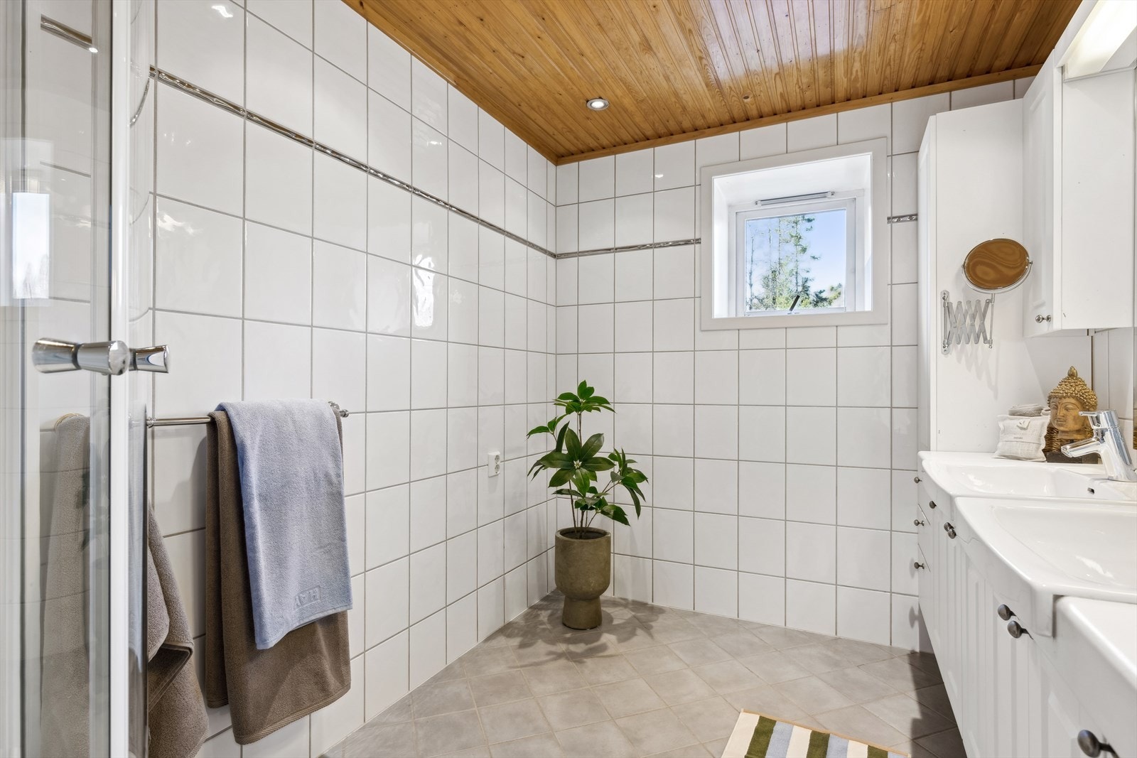 Baderom i mellomliggende etasje. Galleribilde