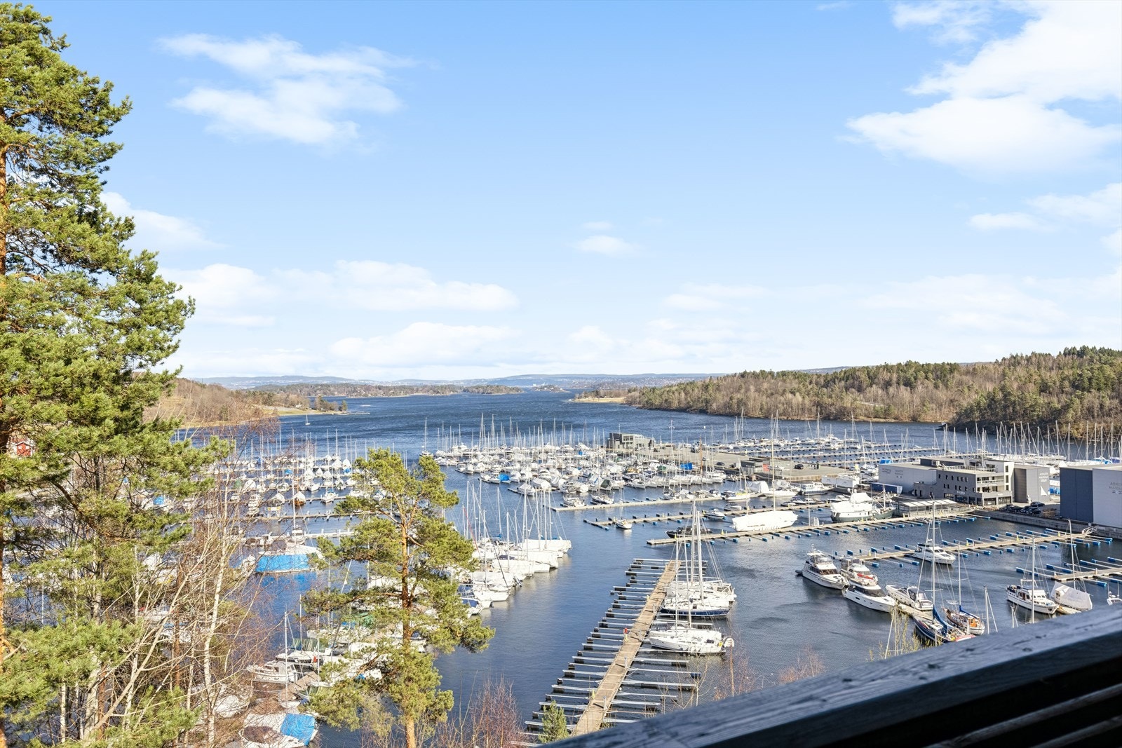 Utsikt fra balkong med tilgang fra hovedsoverommet. Galleribilde