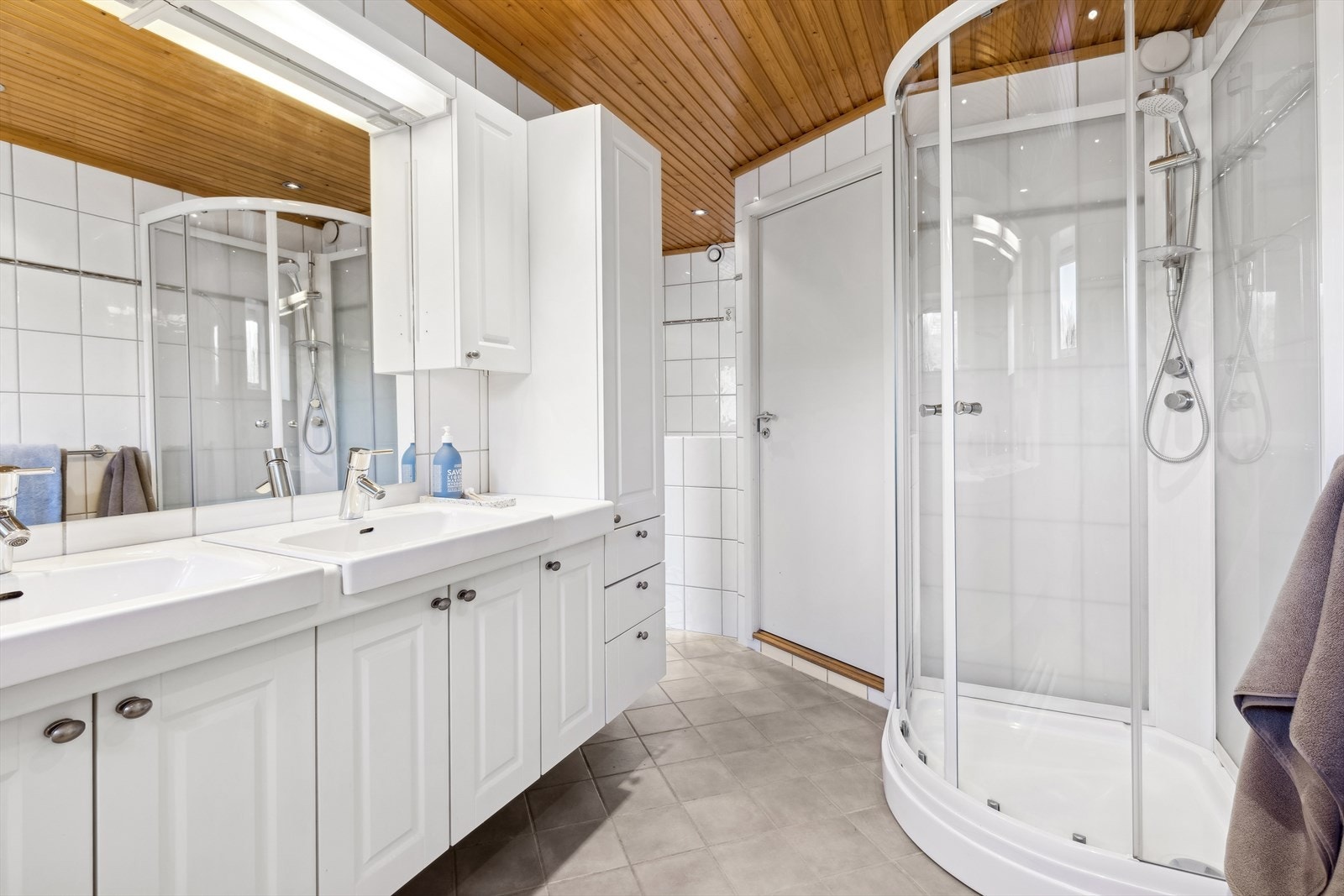 Baderom fra 2004 i mellomliggende etasje. Galleribilde