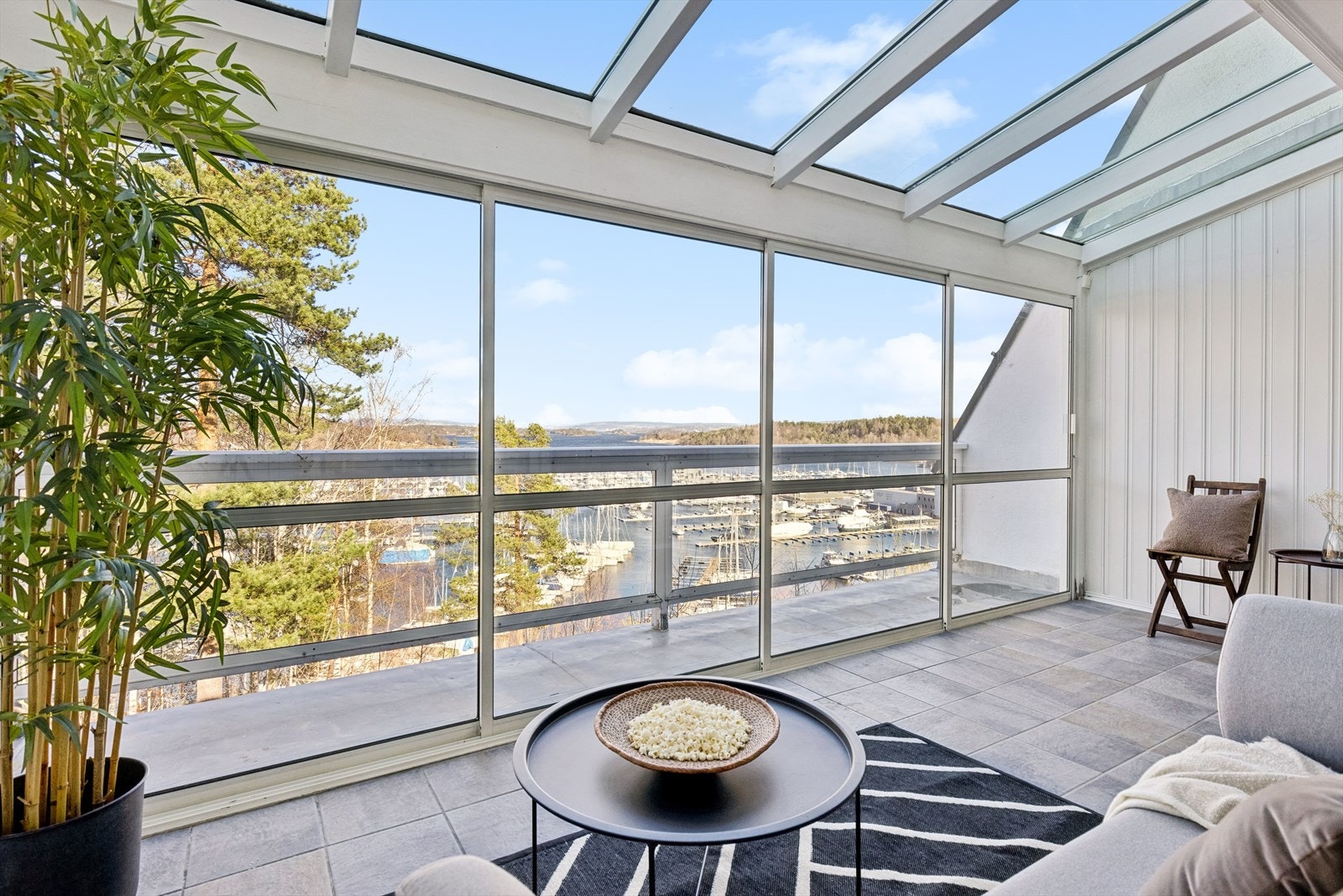 Velkommen til Leanglia 98! Enderekkehus med en fantastisk utsikt i et svært attraktivt område rett ved Leangbukta. Galleribilde