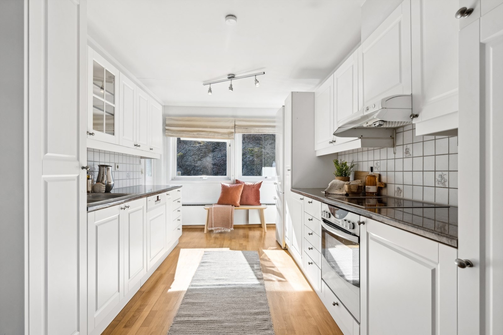 Kjøkken med rikelig skap og benkeplass Galleribilde