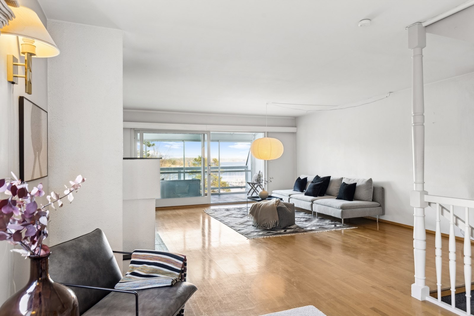 Stuen er svært romslig og har god plass til flere sosiale soner - i tillegg har man en innglasset balkong med gulvvarme som brukes hele året. Galleribilde