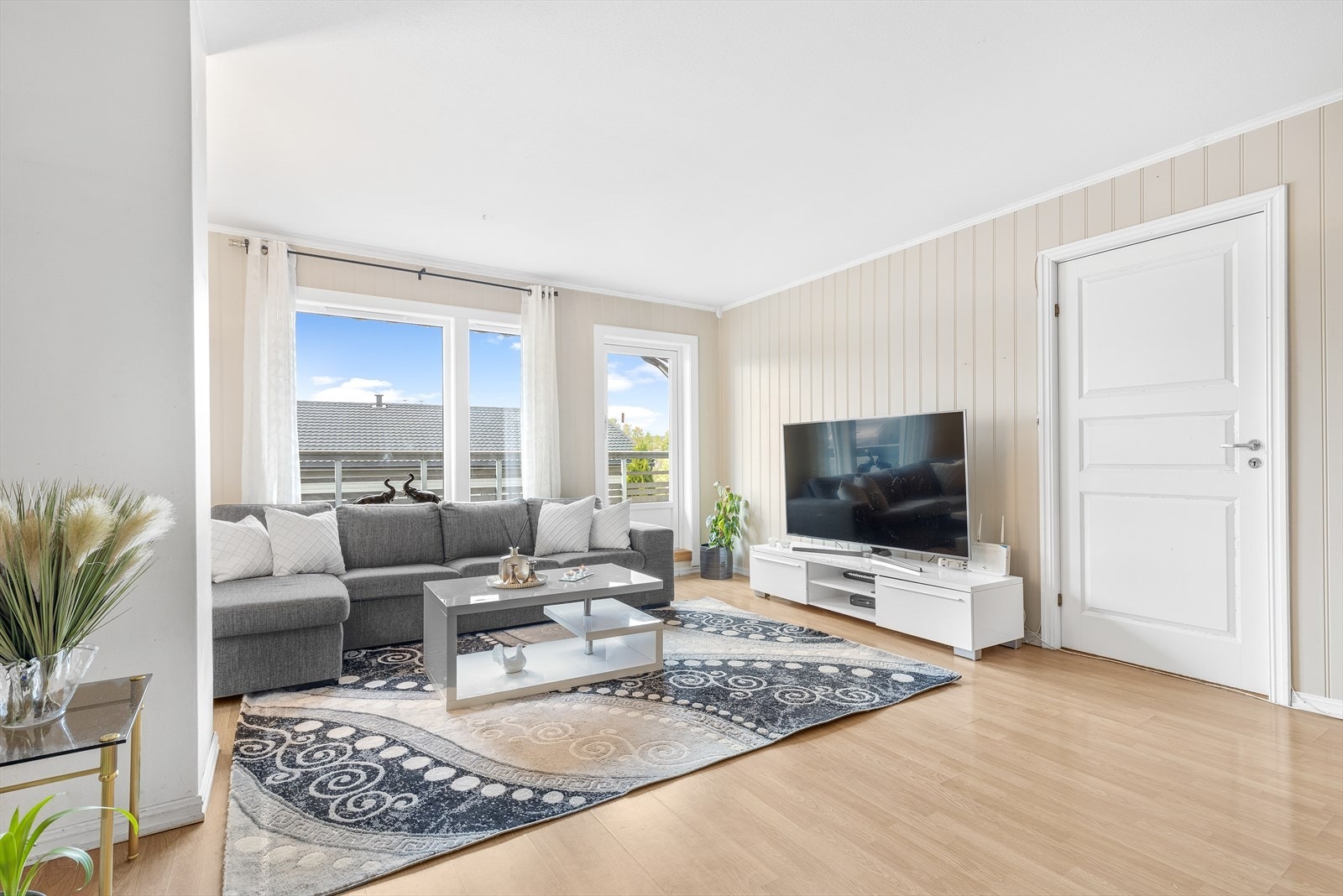 Stuen har god plass for sofagruppe, tv-møblement, spisebord m.m. Galleribilde