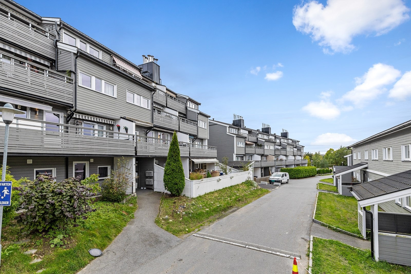 Lyngåsen Borettslag består av 215 andelsleiligheter. Tunet er bilfritt, samt trygt og barnevennlig Galleribilde