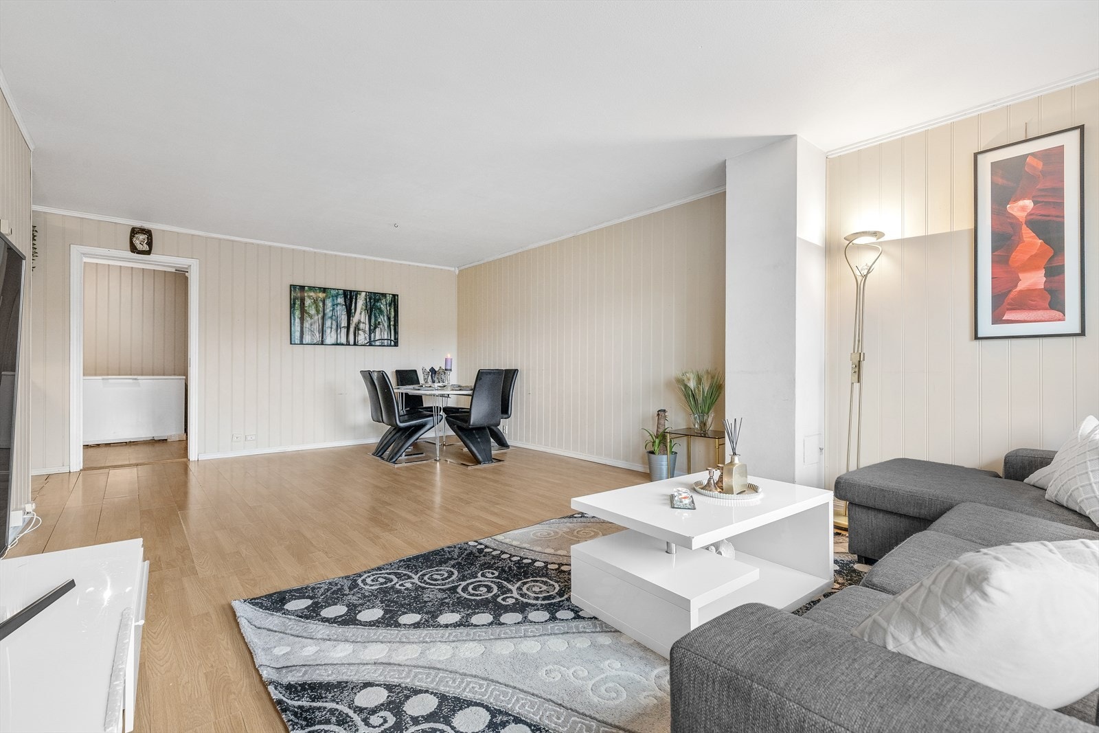 Fra entréen kommer man inn i oppholdsrommet som består av stue/spisestue med delvis åpen kjøkkenløsning. Galleribilde