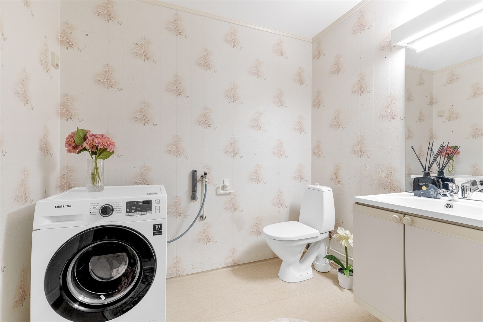 Badet har opplegg og god plass for vaskemaskin Galleribilde