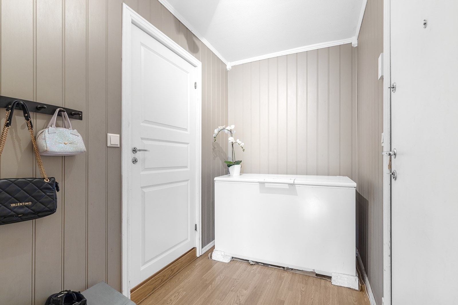 Velkommen inn! Leiligheten har en romslig entré med god plass for garderobeskap/skyvedørsgarderobe for oppbevaring av sko og yttertøy Galleribilde