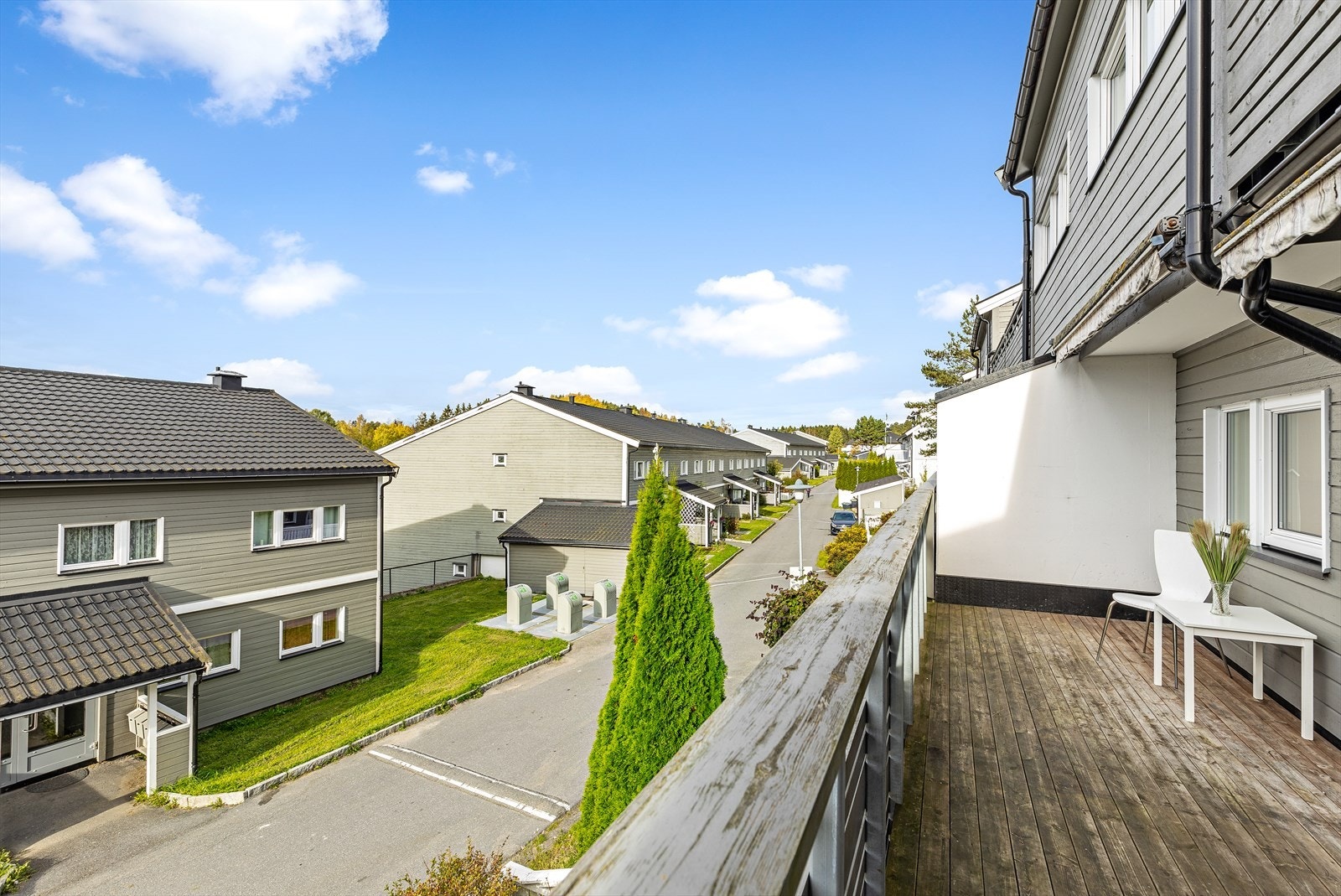 Leiligheten ligger fint og luftig til i borettslaget Galleribilde
