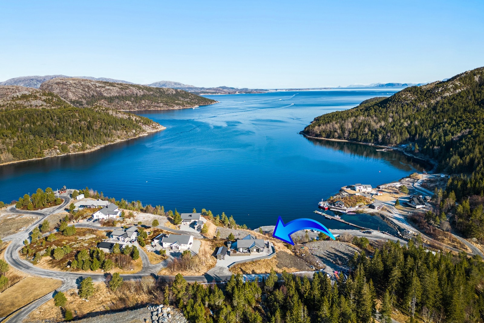 Hytta ligger i vakre omgivelser i Naustbukta, ca 29 km fra Kolvereid sentrum Galleribilde