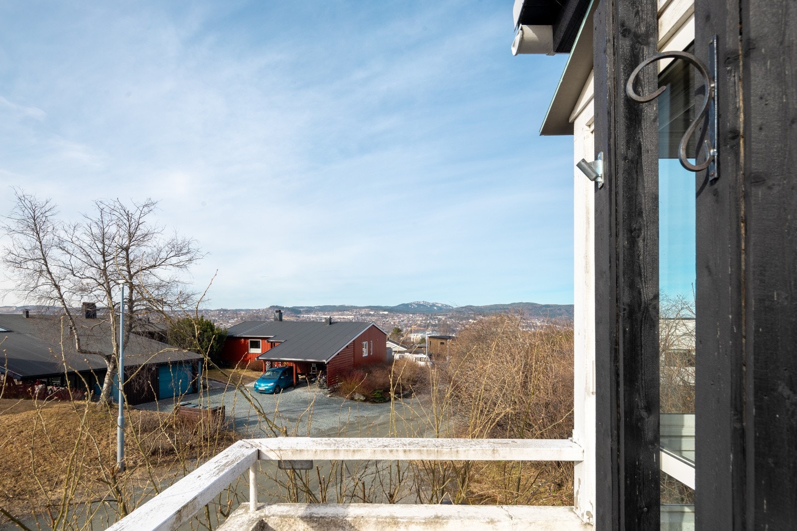 Egen garasjeplass med ekstra lagringsplass er plassert under vinterhagen. Galleribilde