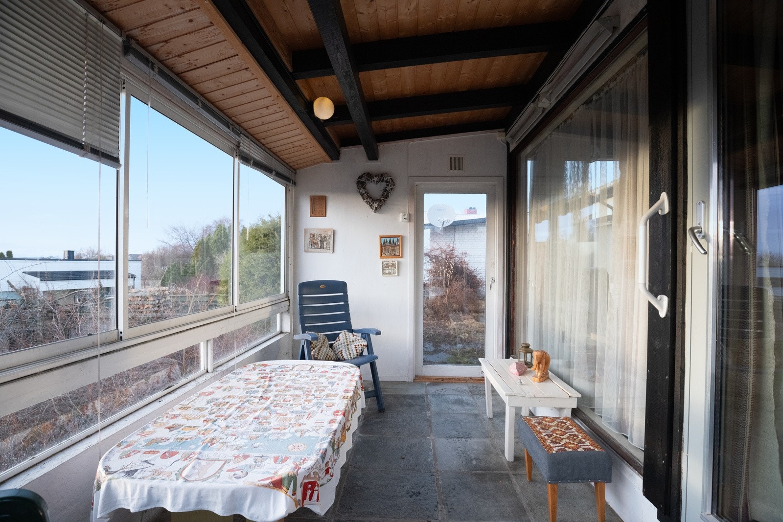 Fra stuen er det utgang til vinterhage med videre adkomst til hagen. Galleribilde