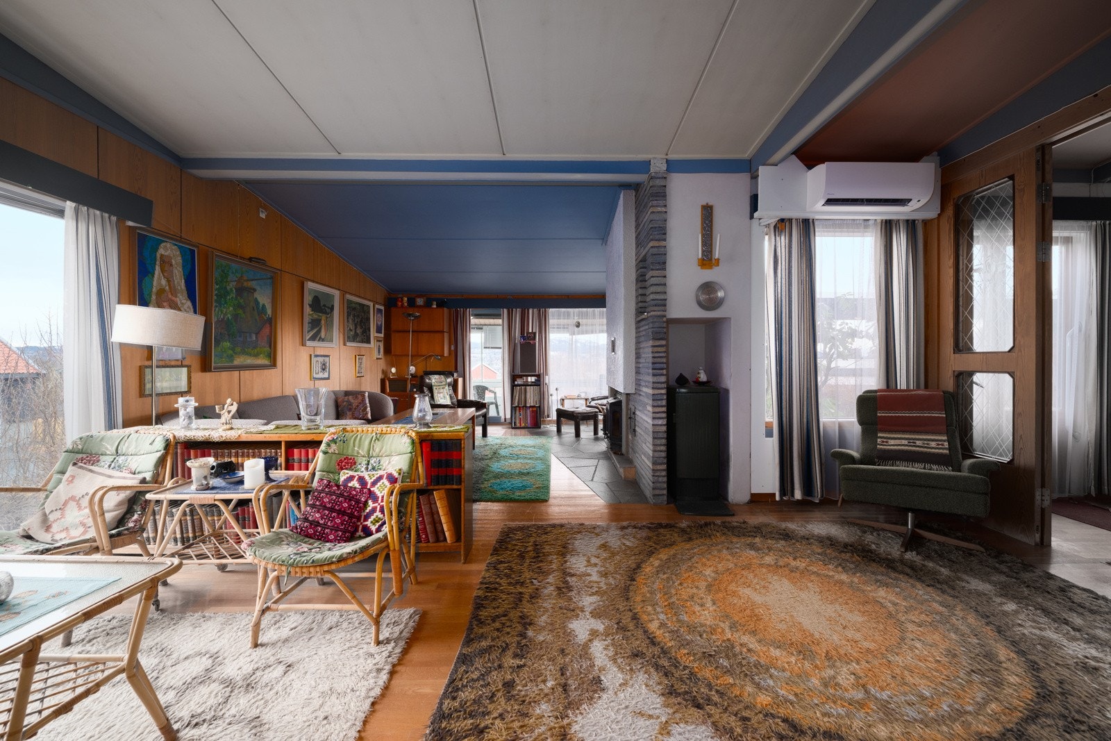 Stuen er på totalt 66 kvm og byr på god takhøyde, store vindusflater og utgang til vinterhage. Galleribilde