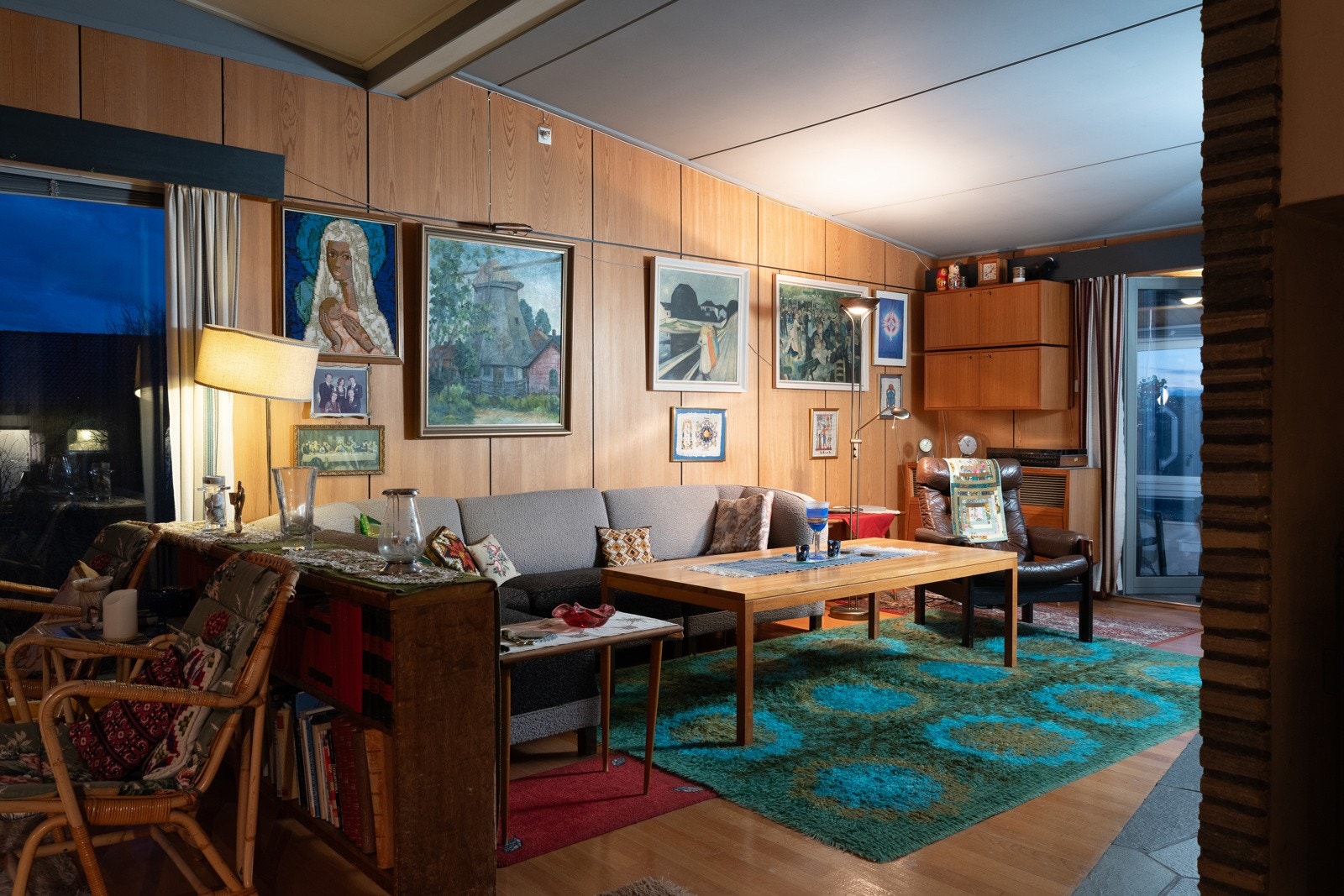 Over to etasjer finner du blant annet fem soverom, en stor stue, et flott kjøkken m.m. Galleribilde