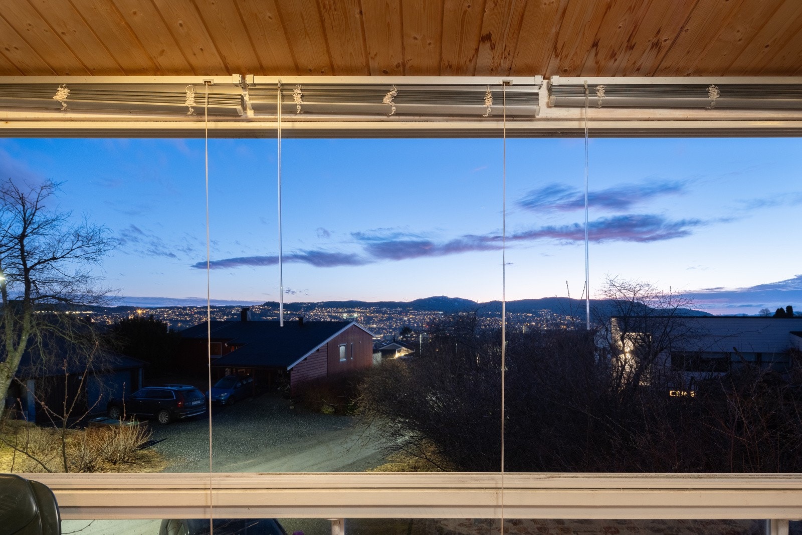 Vinterhagen og uteområde er vestvendt og byr på fin utsikt. Galleribilde