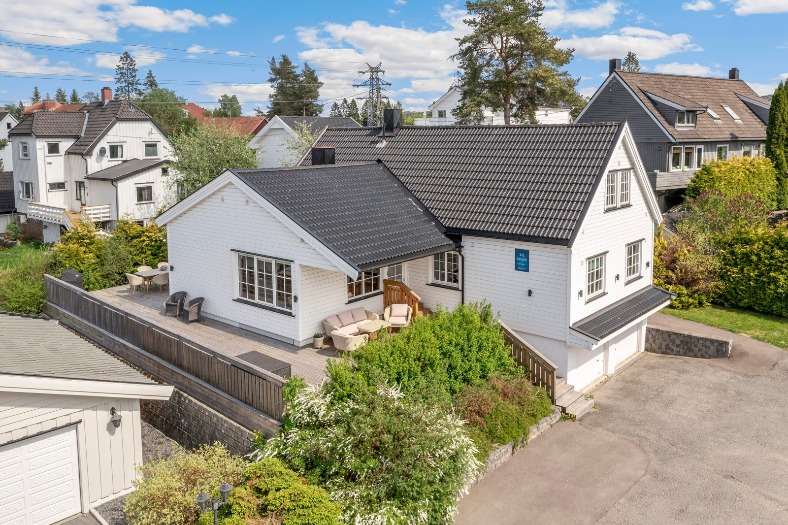 Stor & godt ivaretatt enebolig m/ 90 kvm solrik terrasse, hage & garasjer | Tett på skole, barnehage, tog | Vinkjeller