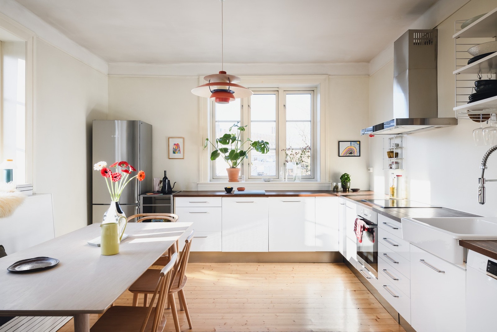 Romslig kjøkken/spisestue med IKEA-kjøkken fra 2016. Galleribilde