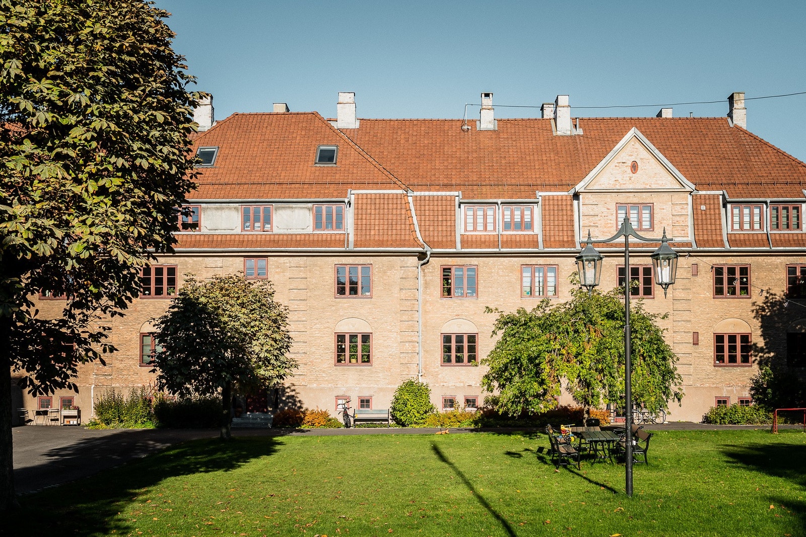 Nydelig opparbeidet fellesområde som gir deg "parkfølelsen". Rikelig av boltreplass for store og små. Galleribilde
