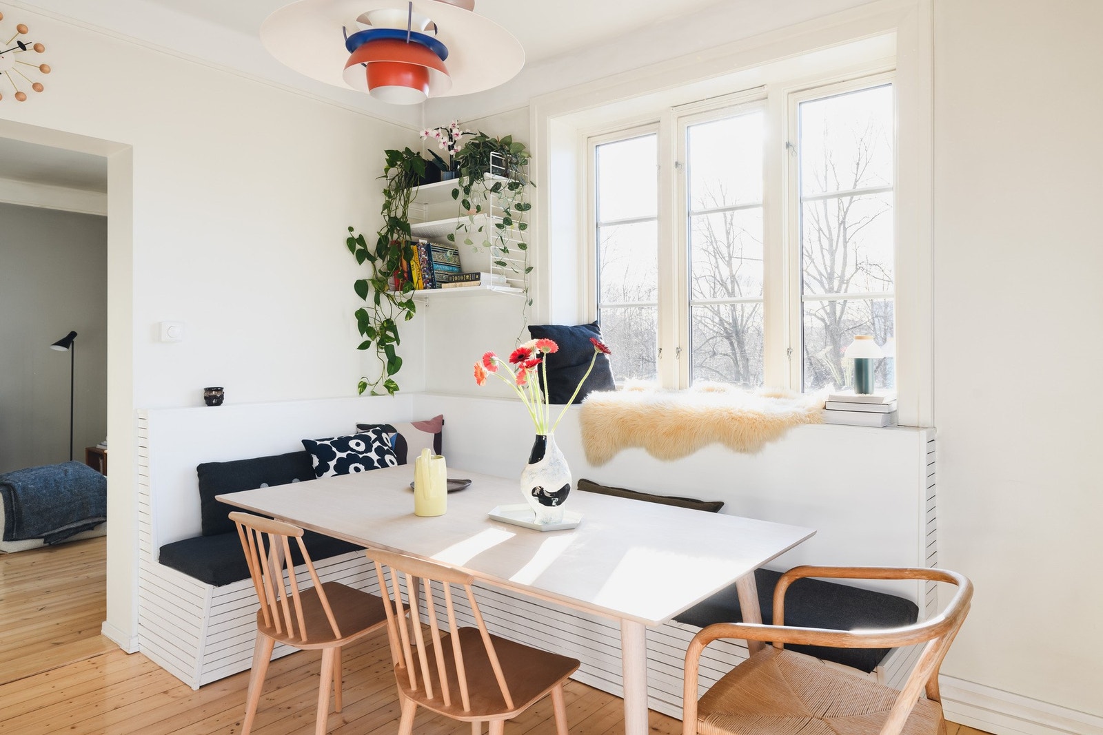 Praktisk utforming med romslig areal, god plass til spisebord. Galleribilde