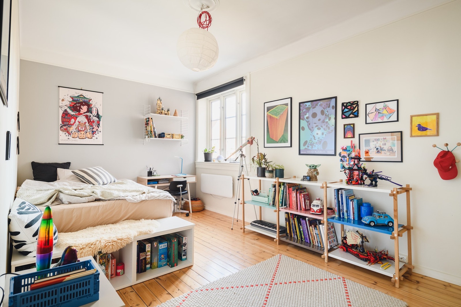 Soverom nr. 2 - dagens barnerom vendt inn mot rolig bakgård. Galleribilde