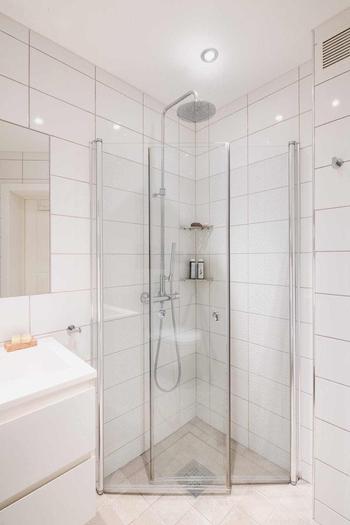 Stor dusjnisje, varmekabler i gulv. Galleribilde