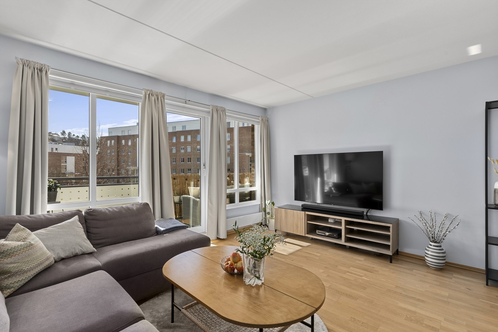 Rommet har en planløsning som gjør det enkelt å møblere, med flere naturlige innredningsalternativer. De store vindusflatene sørger for gode lysforhold Galleribilde