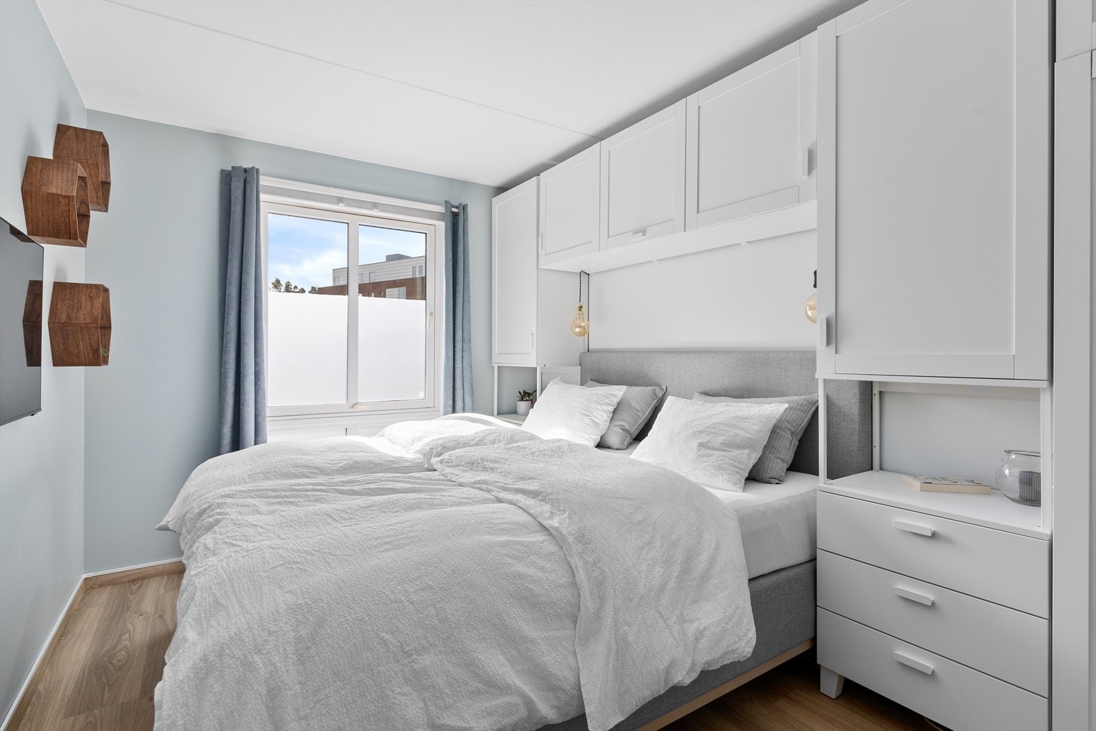Romslig soverom med god plass til dobbeltseng, skap m.m. Galleribilde