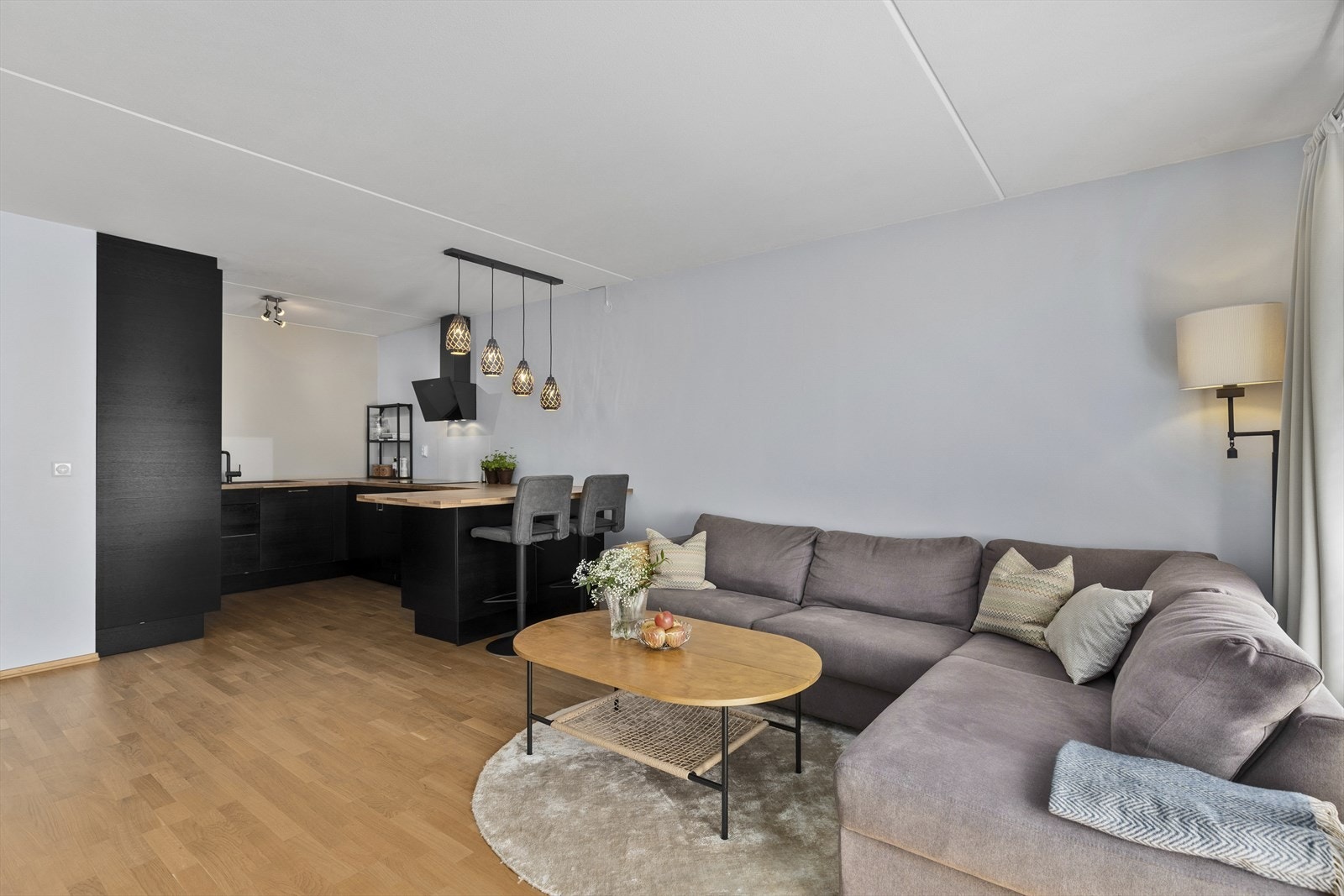 Hele stuen er modernisert med malte vegger og himling. Det er eikeparkett på gulv. Galleribilde