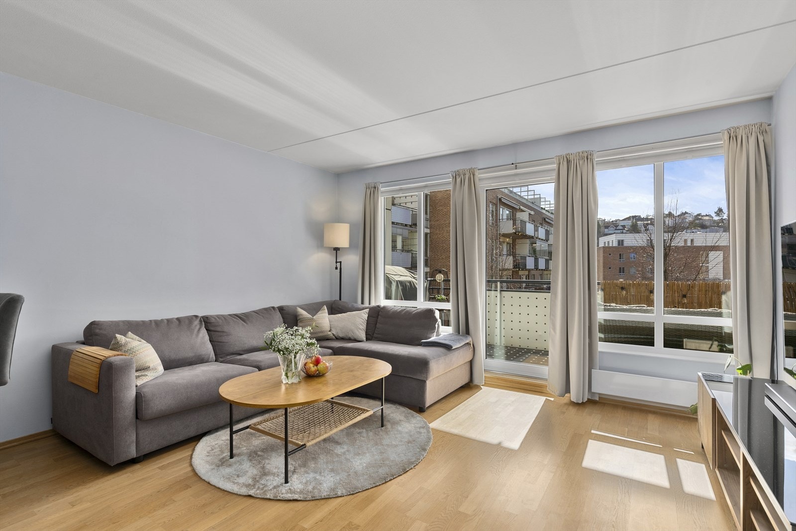 Lys og innbydende stue med store vindusflater og fin utsikt. I stuen er det plass til sofagruppe med tilhørende stuebord og tv-møblement. Galleribilde