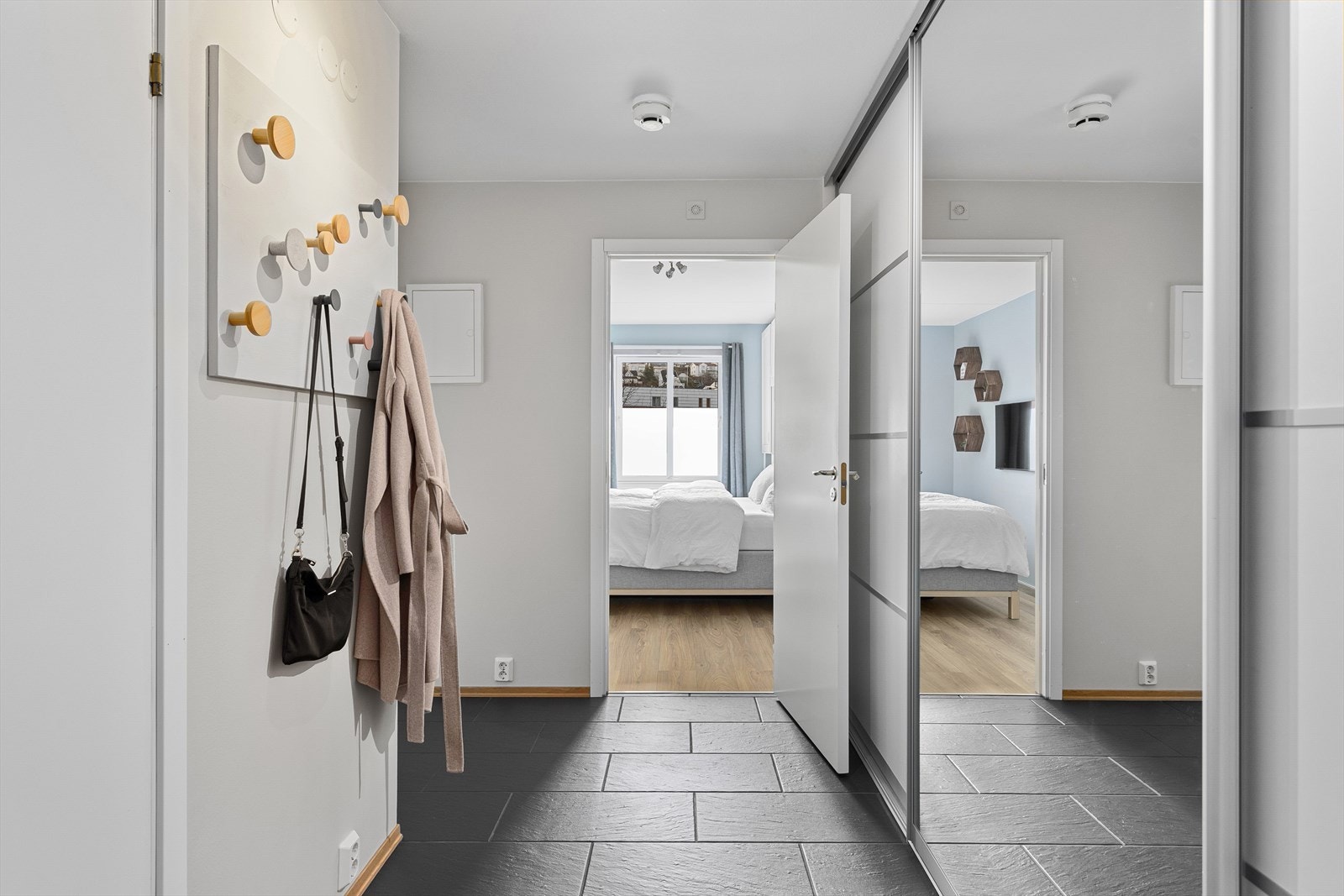 Det er flott skyvedørsgarderobe. Galleribilde