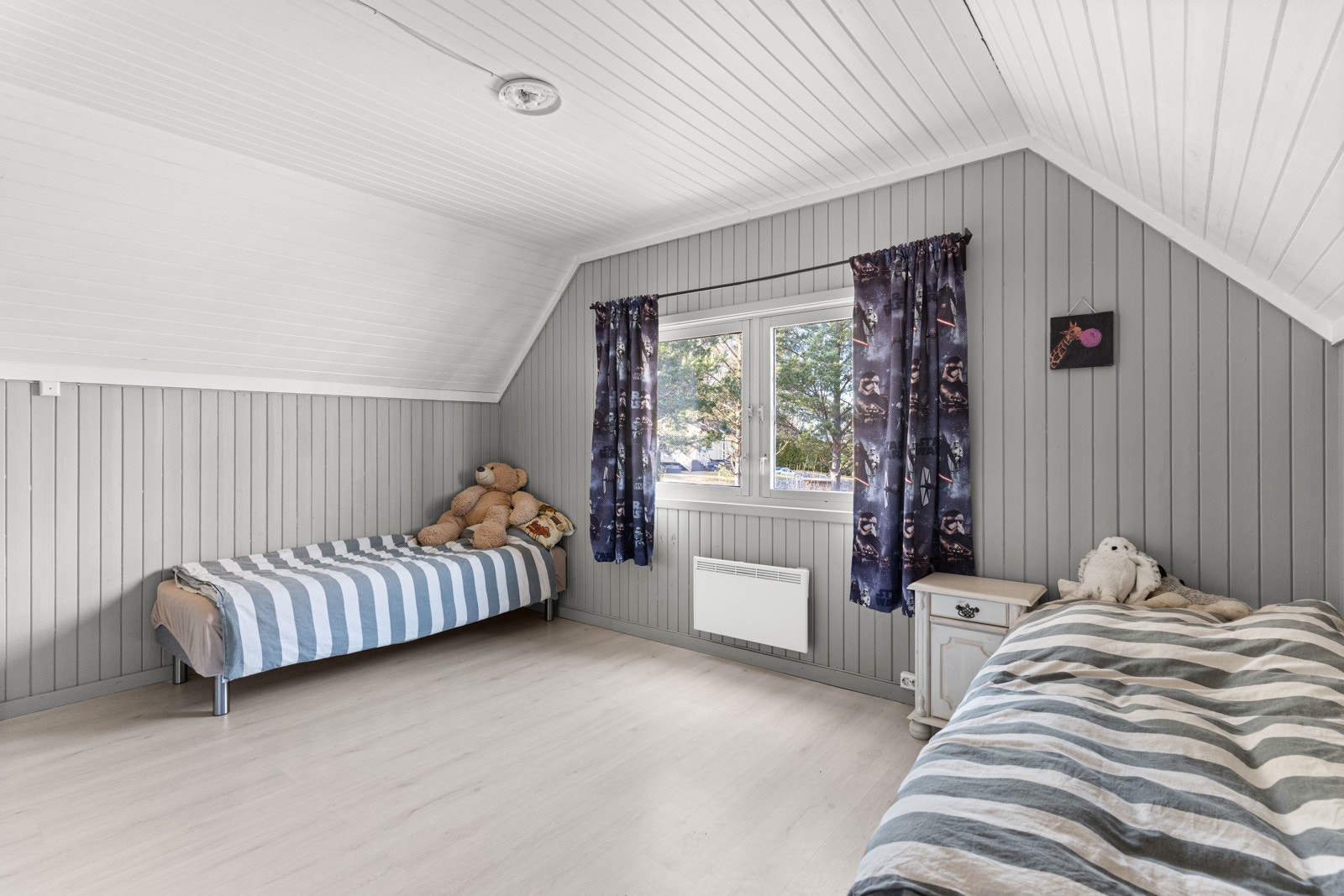 Det tredje soverommet er også av god størrelse med god plass til opptil flere senger og garderobe Galleribilde