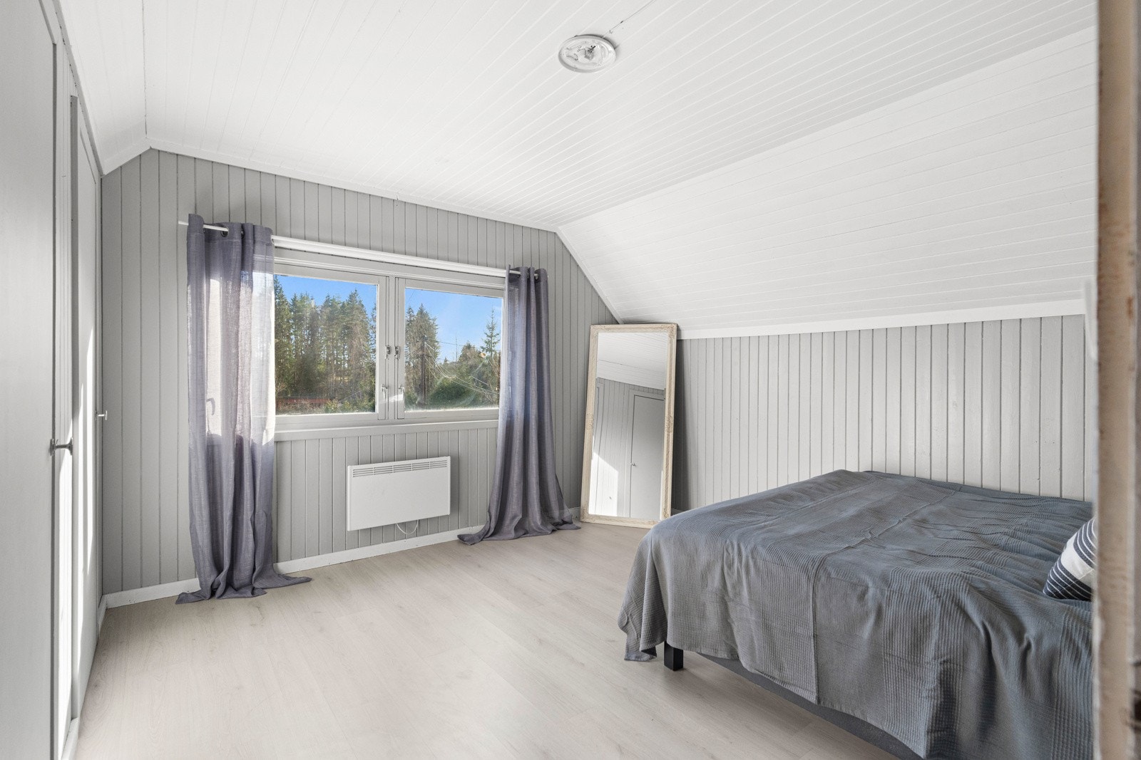 Boligens hovedsoverom ligger her oppe, med god plass! Galleribilde