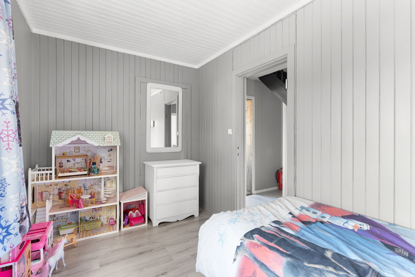 Rommet er av fin størrelse, med plass til seng, garderobe og annet tilhørende møblement Galleribilde