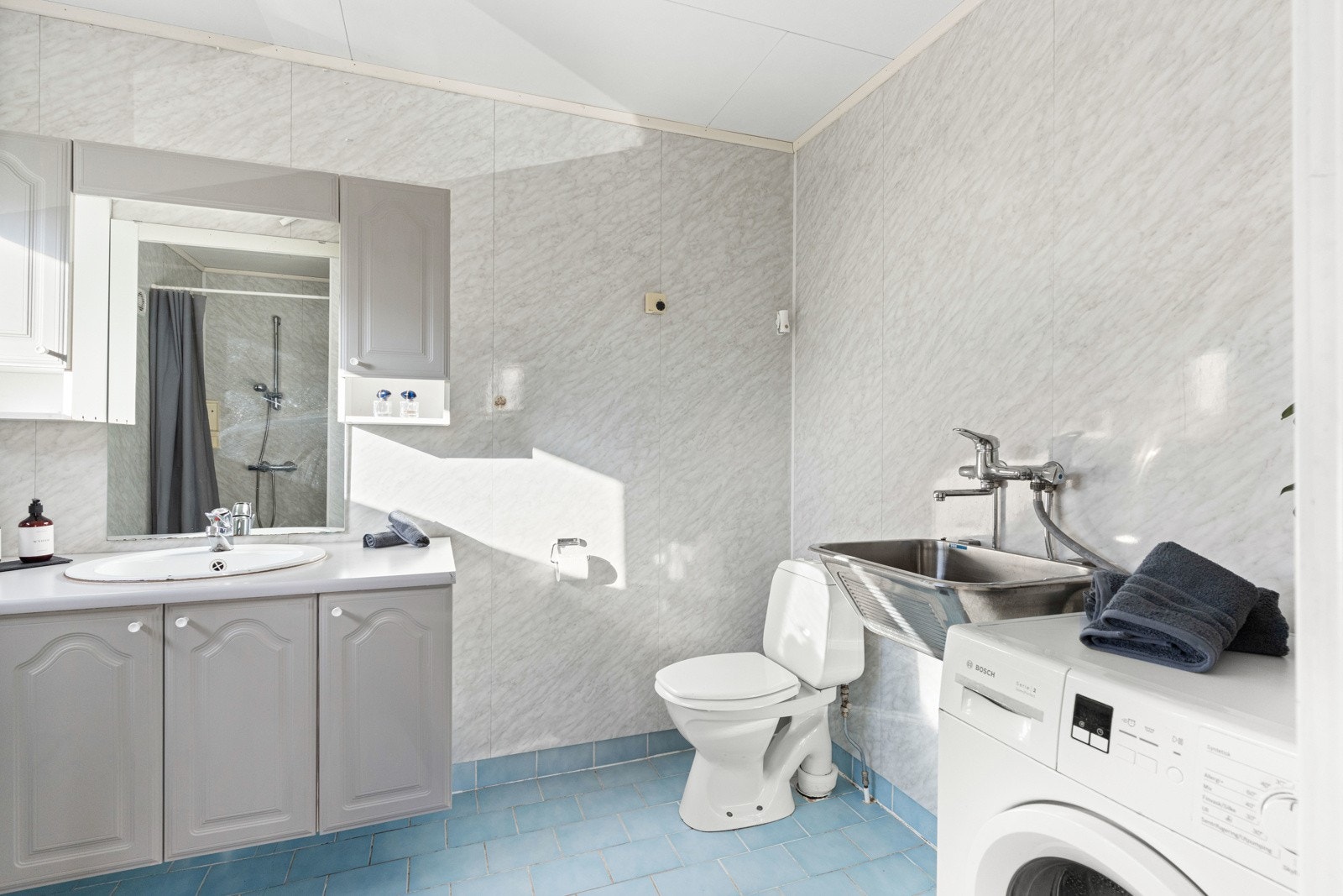 Badet er av eldre dato, så her er det bare å sette i gang med planleggingen av ditt drømmebad! Galleribilde