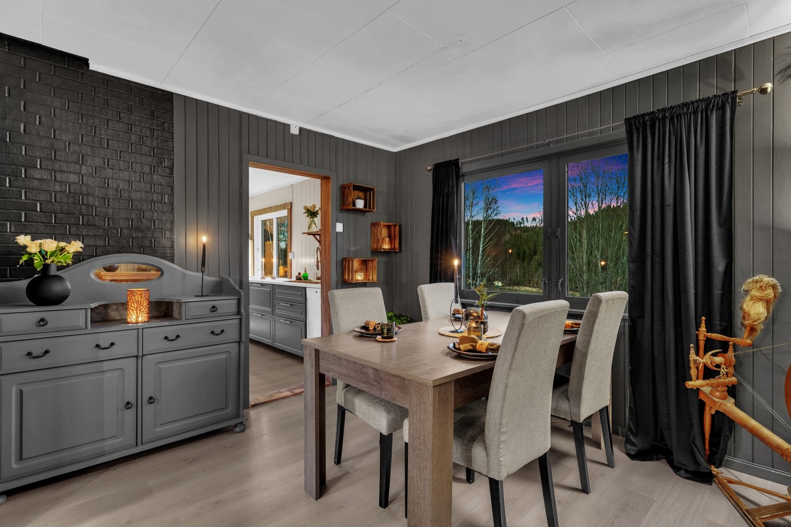 Ca. 8 minutter fra Bjørkelangen finner du dette huset med et bad, nyere kjøkken, to stuer og tre soverom Galleribilde