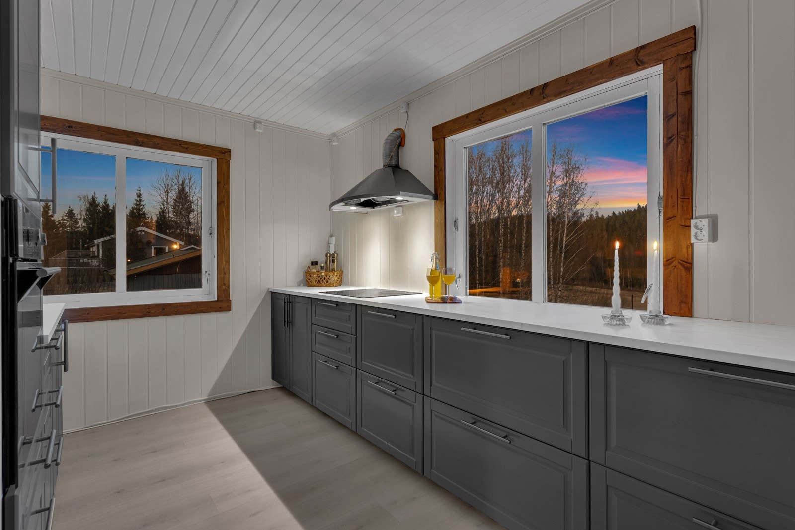 Kjøkkenet er av nyere dato og er utstyrt med bla. integrert platetopp, oppvaskmaskin og komfyr Galleribilde