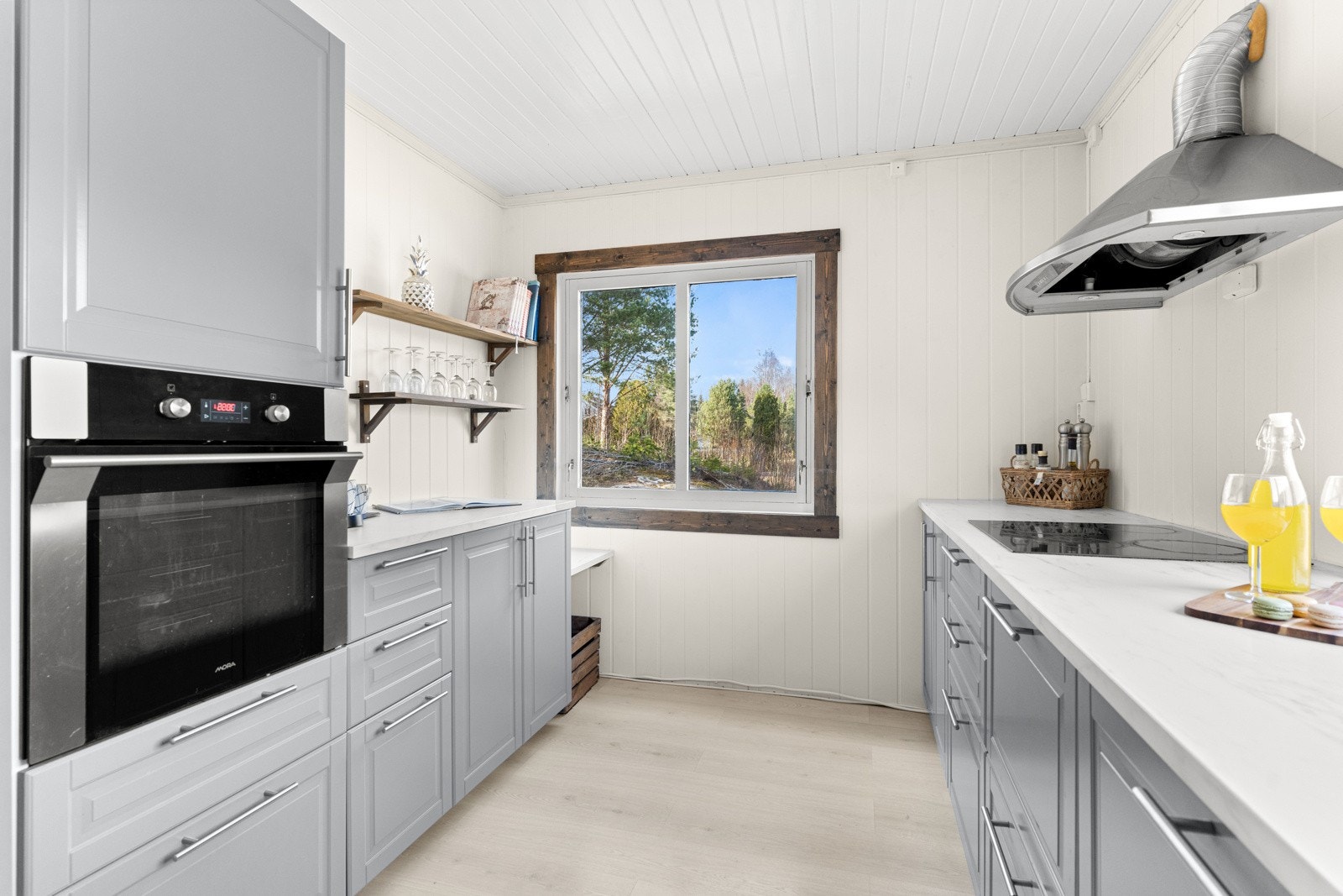 Benkeplass er det virkelig nok av, så det er tilrettelagt for at man kan være flere kokker på kjøkkenet samtidig! Samt godt med oppbevaringsplass til det meste av kjøkkenredskap Galleribilde