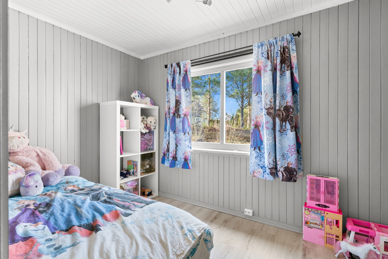 Her ligger boligens første soverom. Selv om morgensolen titter inn på kjøkkenet, slipper man heldigvis dette her. Solen står sjeldent rettet inn mot soverommet, slik at det er svalt selv på sommerhalvåret Galleribilde