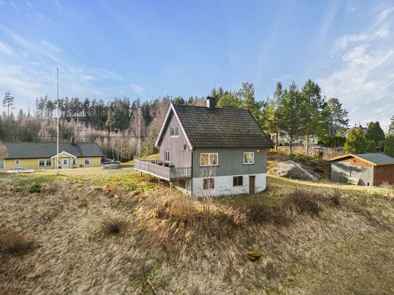 Huset ligger pent til på en liten høyde med fin utsikt mot naturen Galleribilde