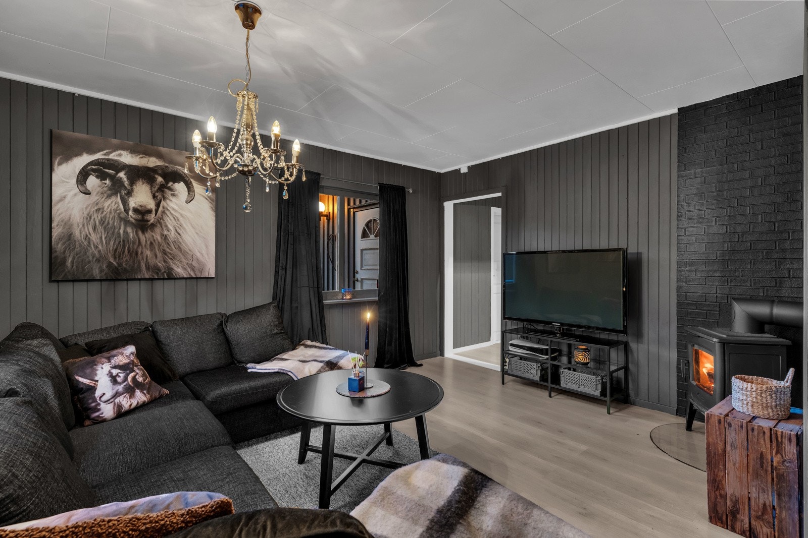 Det er lagt slitesterkt enstavslaminat på gulv og mørk gråmalte panel på veggene Galleribilde