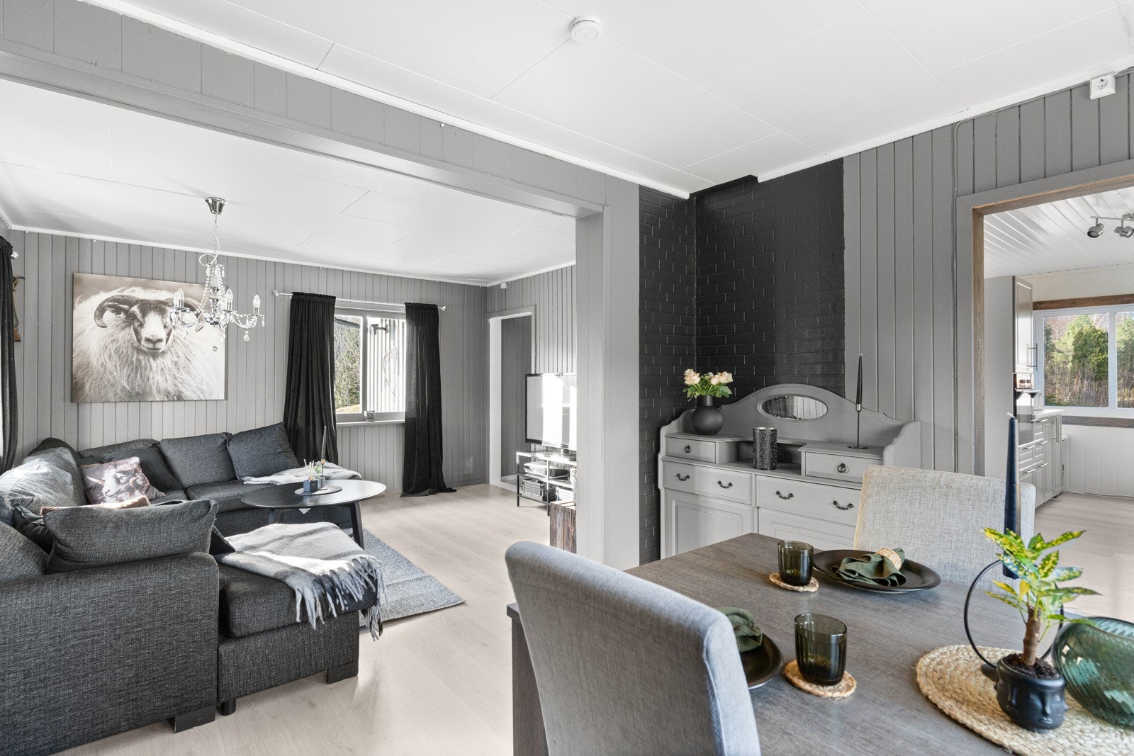 På dagtid ser man alt det naturlige lyser som skimter gjennom vindusflatene i stuen og i spisestuen Galleribilde