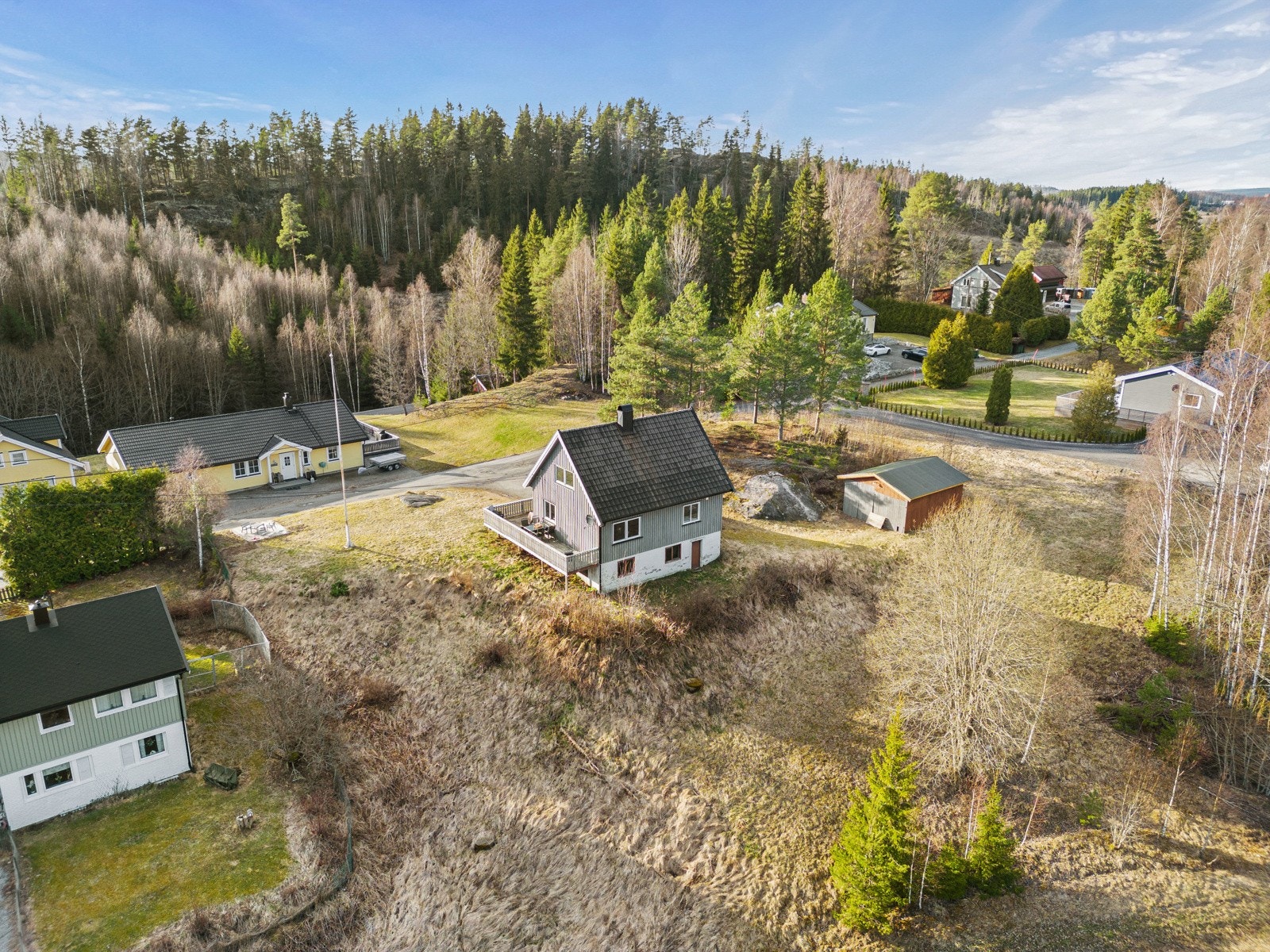 Boligen ligger virkelig fint til, med god avstand til de få naboene i nærheten og mot jordbruk Galleribilde
