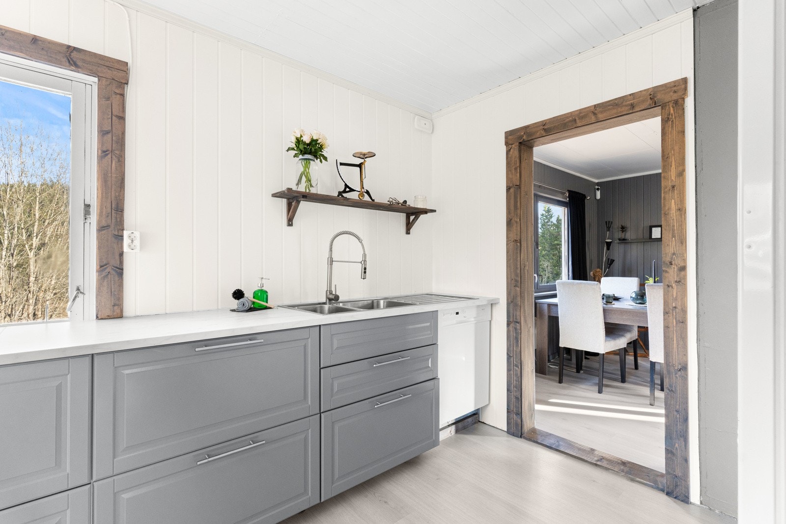 Vi vender oss ut av kjøkkenet og gjennom stuen tilbake til gangen Galleribilde