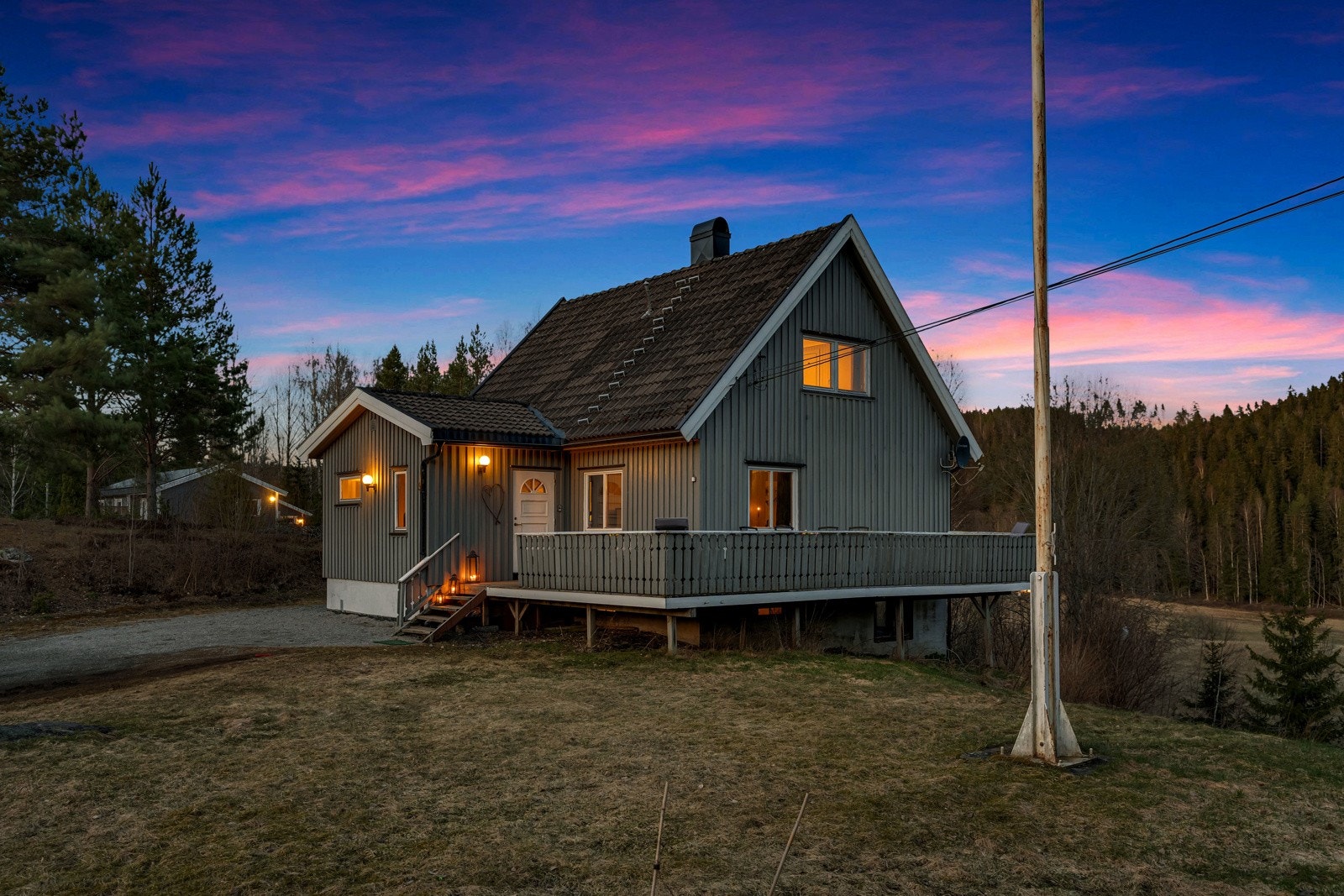 Ellen Celine Heireth v/ EIE eiendomsmegling presenterer Aksel Aamodts vei 9 Galleribilde