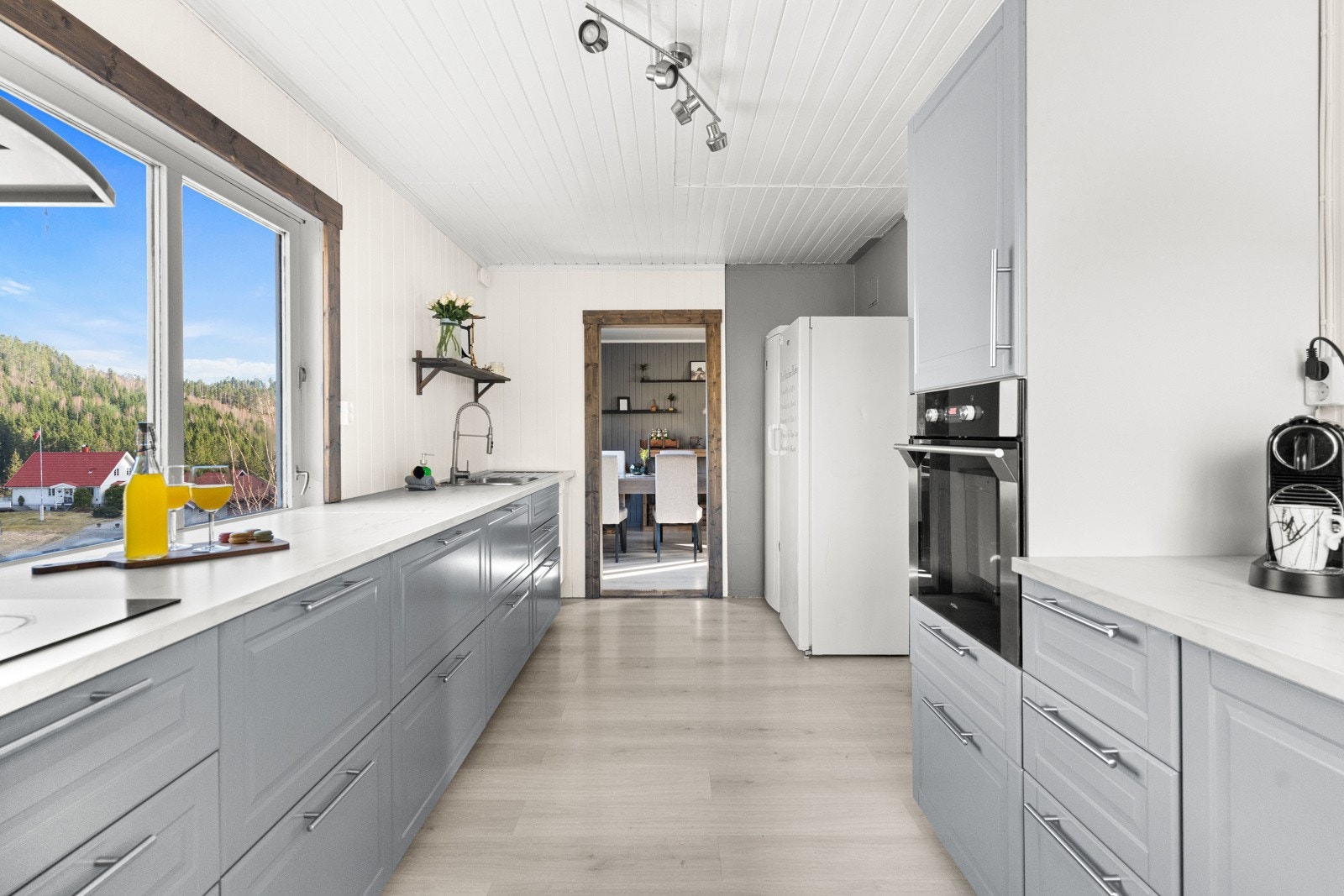 Kjøkkenet er vendt slik at morgensolen titter gjennom vinduene på morgenkvisten Galleribilde