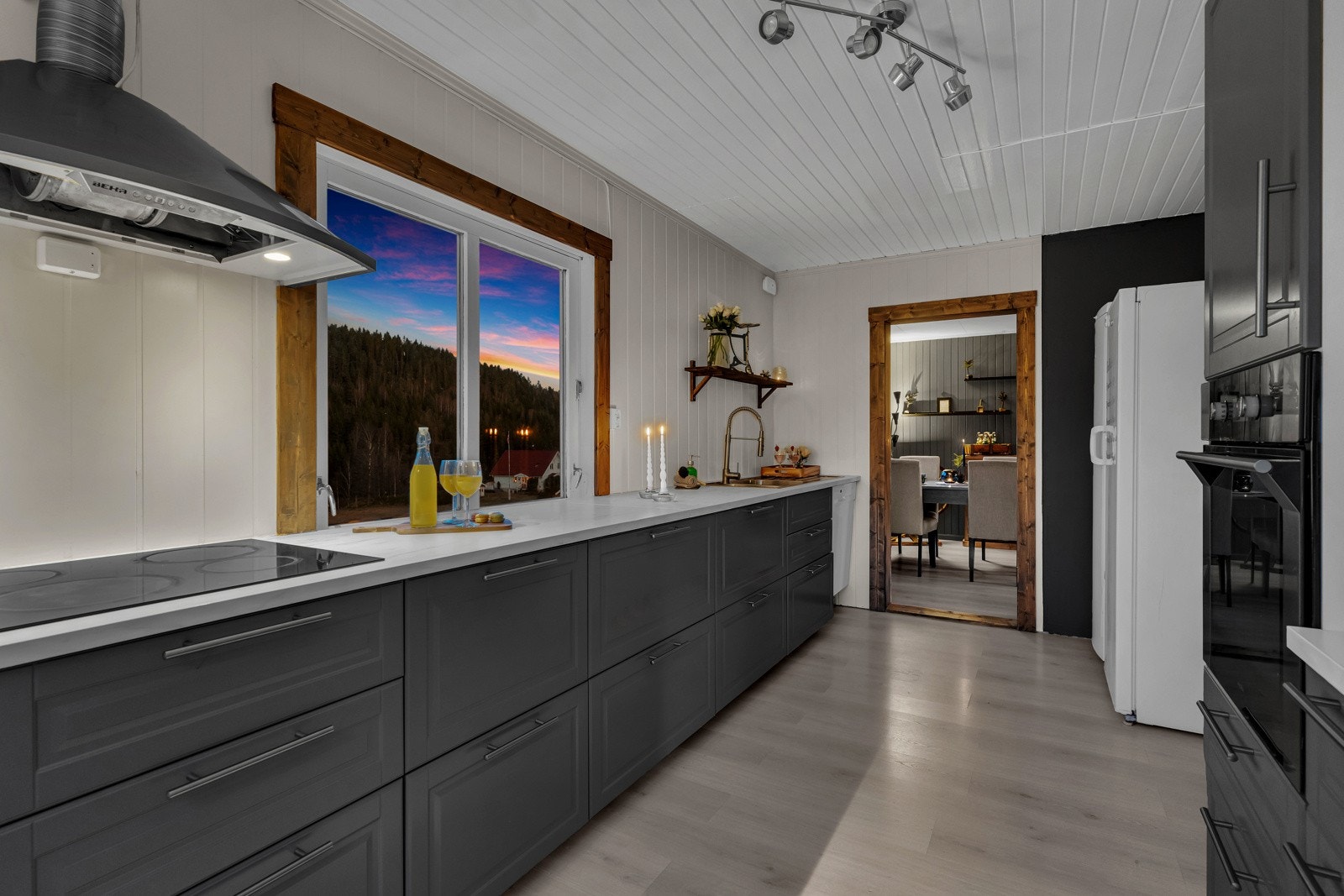 Kjøkkenet ligger i tilknytning til spisestuen, men likevel godt adskilt Galleribilde