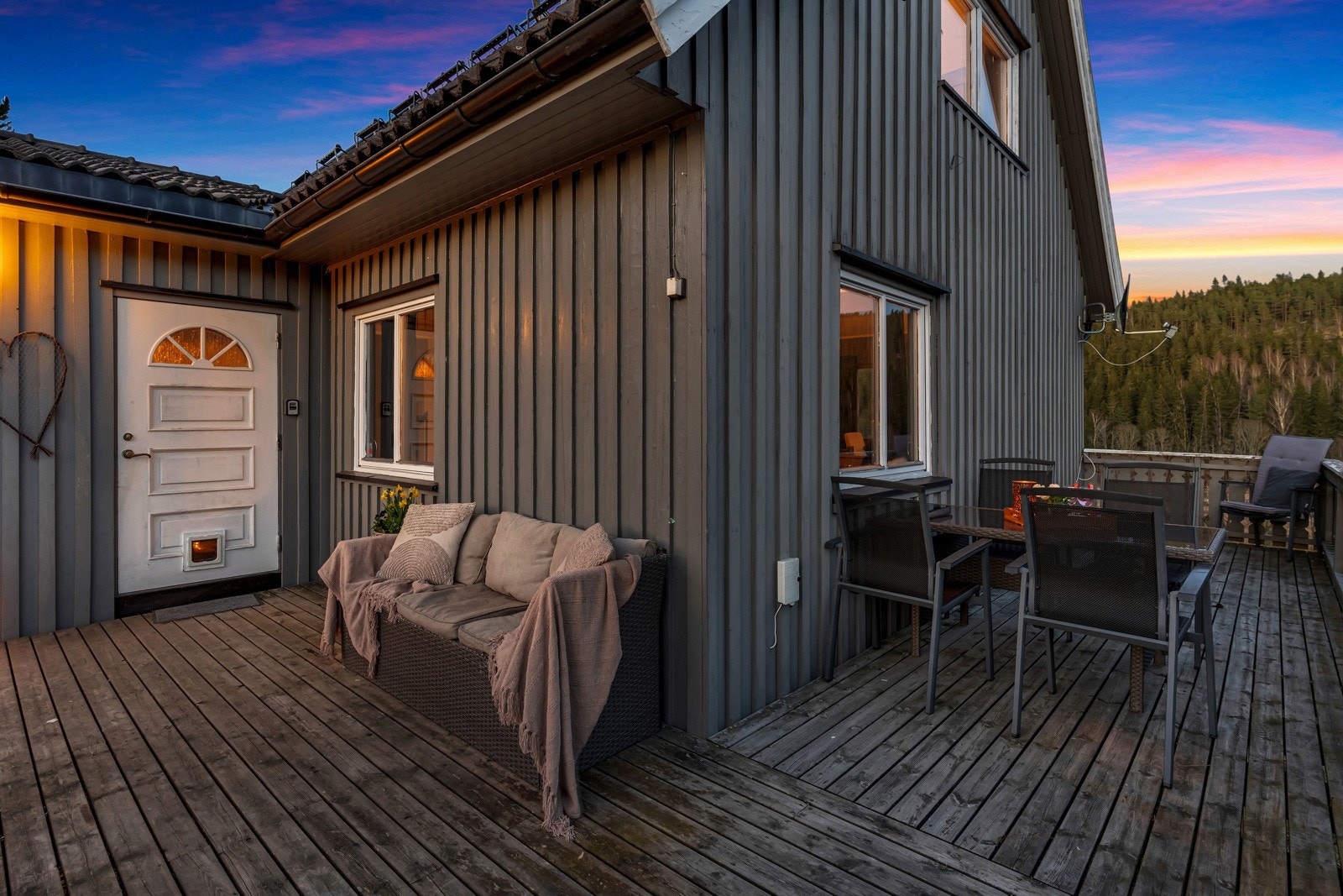 Boligen har 3 soverom, to bad, stort nyere kjøkken og masse oppbevaringsplass Galleribilde