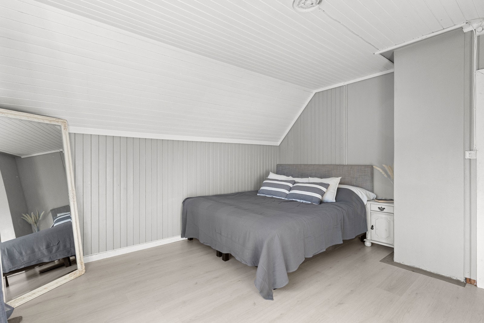 Sengen er i dag satt i et hjørne, med god plass til tilhørende møblement Galleribilde