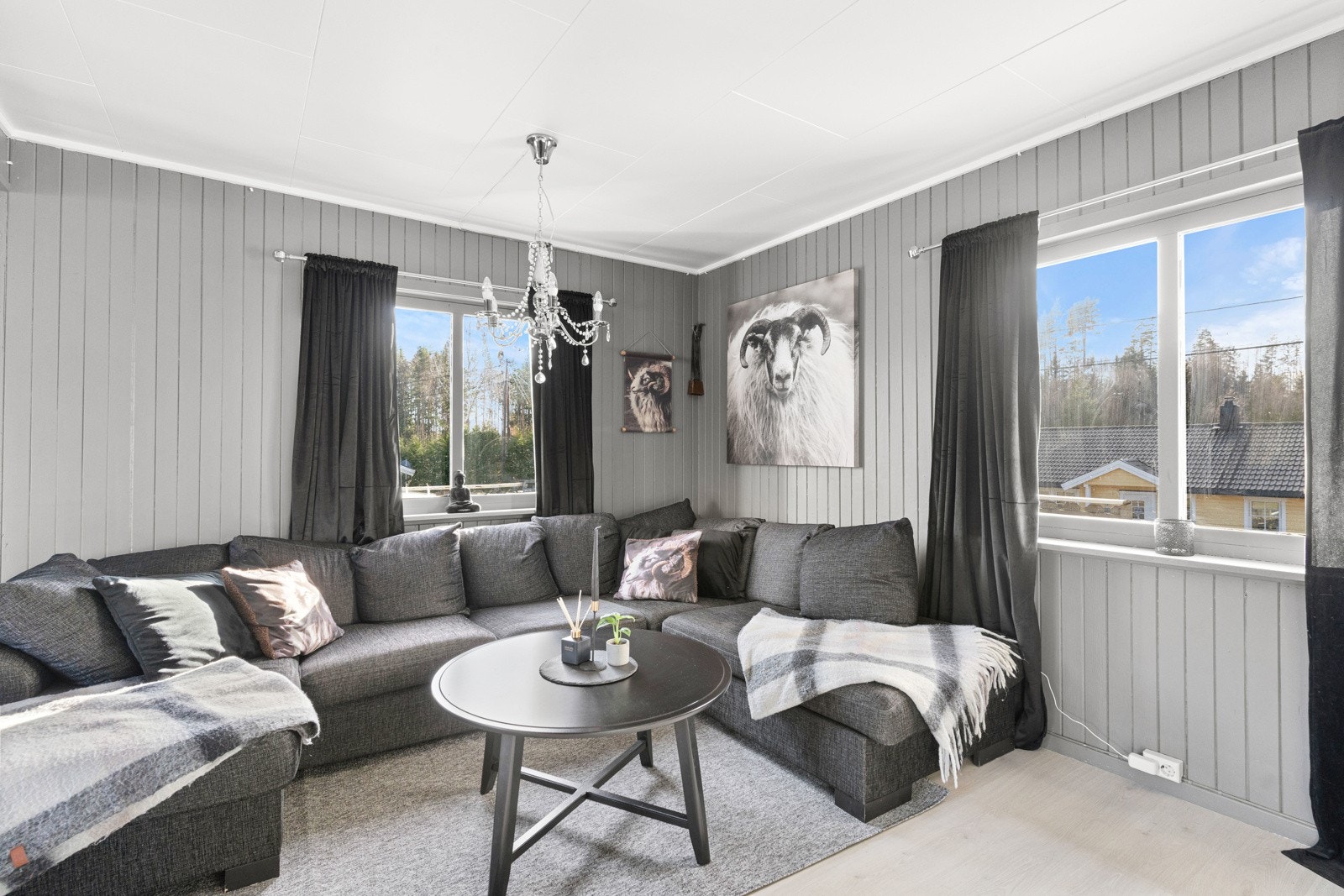 tuen er romslig med god plass til en stor sofa, tv og tvskjenk samt annet tilhørende møblement. Gode vindusflater på 3 av veggene slipper inn godt med lys hele dagen. Det er innlagt fiber Galleribilde